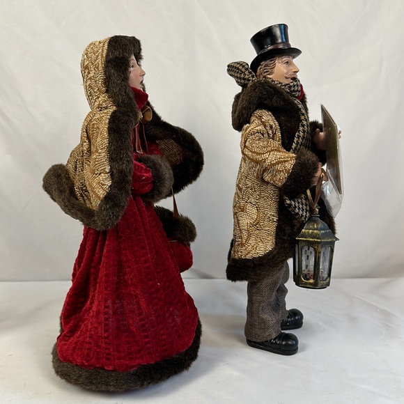2 Dickens Carolers Adult Figures Valerie Parr Hill Christmas - Picture 2 of 16